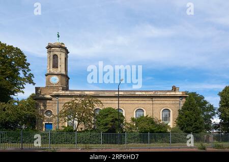 Das Äußere der Kirche St. Peter, Hammersmith, London, aus dem frühen 19. Jahrhundert, von der Great West Road aus gesehen Stockfoto