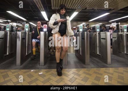 (190113) -- TORONTO, 13. Januar 2019 -- Menschen nehmen an der No Pants Subway Ride Teil, einer weltweiten jährlichen Veranstaltung in Toronto, Kanada, am 13. Januar 2019. Hunderte von Teilnehmern nahmen am Sonntag an der jährlichen Veranstaltung in Toronto Teil. ) KANADA-TORONTO-KEINE HOSEN U-BAHN-FAHRT ZOUXZHENG PUBLICATIONXNOTXINXCHN Stockfoto