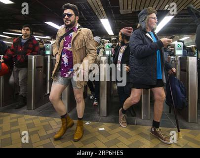 (190113) -- TORONTO, 13. Januar 2019 -- Menschen nehmen an der No Pants Subway Ride Teil, einer weltweiten jährlichen Veranstaltung in Toronto, Kanada, am 13. Januar 2019. Hunderte von Teilnehmern nahmen am Sonntag an der jährlichen Veranstaltung in Toronto Teil. ) KANADA-TORONTO-KEINE HOSEN U-BAHN-FAHRT ZOUXZHENG PUBLICATIONXNOTXINXCHN Stockfoto