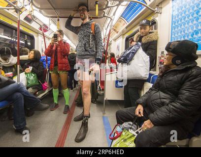 (190113) -- TORONTO, 13. Januar 2019 -- Menschen nehmen an der No Pants Subway Ride Teil, einer weltweiten jährlichen Veranstaltung in Toronto, Kanada, am 13. Januar 2019. Hunderte von Teilnehmern nahmen am Sonntag an der jährlichen Veranstaltung in Toronto Teil. ) KANADA-TORONTO-KEINE HOSEN U-BAHN-FAHRT ZOUXZHENG PUBLICATIONXNOTXINXCHN Stockfoto