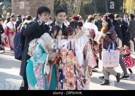 (190114) -- CHIBA, 14. Januar 2019 -- Japanische Jungen und Mädchen nehmen Selfies, um gemeinsam das Erwachsenwerden im Tokyo Disneyland in Chiba, Japan, zu feiern, 14. Januar 2019. Menschen, die 20 Jahre alt wurden, nahmen am Montag an der jährlichen Coming-of-Age-Zeremonie in Japan Teil. JAPAN-CHIBA-DISNEY-COMING OF AGE DUXXIAOYI PUBLICATIONXNOTXINXCHN Stockfoto