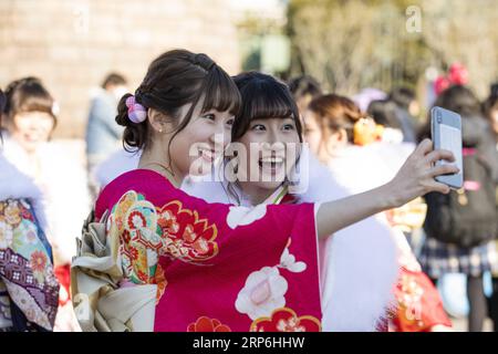 (190114) -- CHIBA, 14. Januar 2019 -- Japanische Mädchen in Kimonos nehmen Selfies auf, um gemeinsam das Erwachsenwerden im Tokyo Disneyland in Chiba, Japan, zu feiern, 14. Januar 2019. Menschen, die 20 Jahre alt wurden, nahmen am Montag an der jährlichen Coming-of-Age-Zeremonie in Japan Teil. JAPAN-CHIBA-DISNEY-COMING OF AGE DUXXIAOYI PUBLICATIONXNOTXINXCHN Stockfoto