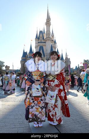 (190114) -- CHIBA, 14. Januar 2019 -- japanische Mädchen in Kimonos posieren für Fotos, um das gemeinsame Erwachsenwerden im Tokyo Disneyland in Chiba, Japan, zu feiern, 14. Januar 2019. Menschen, die 20 Jahre alt wurden, nahmen am Montag an der jährlichen Coming-of-Age-Zeremonie in Japan Teil. JAPAN-CHIBA-DISNEY-COMING OF AGE DUXXIAOYI PUBLICATIONXNOTXINXCHN Stockfoto