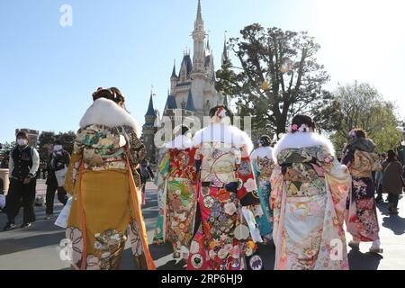 (190114) -- CHIBA, 14. Januar 2019 -- Japanische Mädchen in Kimonos feiern gemeinsam das Erwachsenwerden im Tokyo Disneyland in Chiba, Japan, 14. Januar 2019. Menschen, die 20 Jahre alt wurden, nahmen am Montag an der jährlichen Coming-of-Age-Zeremonie in Japan Teil. JAPAN-CHIBA-DISNEY-COMING OF AGE DUXXIAOYI PUBLICATIONXNOTXINXCHN Stockfoto