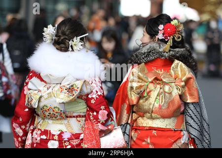 (190114) -- CHIBA, 14. Januar 2019 -- Japanische Mädchen in Kimonos feiern gemeinsam das Erwachsenwerden im Tokyo Disneyland in Chiba, Japan, 14. Januar 2019. Menschen, die 20 Jahre alt wurden, nahmen am Montag an der jährlichen Coming-of-Age-Zeremonie in Japan Teil. JAPAN-CHIBA-DISNEY-COMING OF AGE DUXXIAOYI PUBLICATIONXNOTXINXCHN Stockfoto