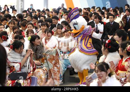 (190114) -- CHIBA, 14. Januar 2019 -- japanische Jungen und Mädchen feiern das Erwachsenwerden mit einer Disney-Figur im Tokyo Disneyland in Chiba, Japan, 14. Januar 2019. Menschen, die 20 Jahre alt wurden, nahmen am Montag an der jährlichen Coming-of-Age-Zeremonie in Japan Teil. JAPAN-CHIBA-DISNEY-COMING OF AGE DUXXIAOYI PUBLICATIONXNOTXINXCHN Stockfoto