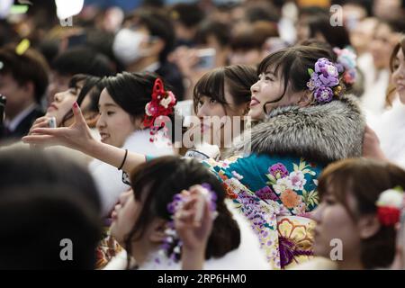 (190114) -- CHIBA, 14. Januar 2019 -- japanische Mädchen, die sich verkleidet haben, feiern das gemeinsame Erwachsenwerden im Tokyo Disneyland in Chiba, Japan, 14. Januar 2019. Menschen, die 20 Jahre alt wurden, nahmen am Montag an der jährlichen Coming-of-Age-Zeremonie in Japan Teil. JAPAN-CHIBA-DISNEY-COMING OF AGE DUXXIAOYI PUBLICATIONXNOTXINXCHN Stockfoto