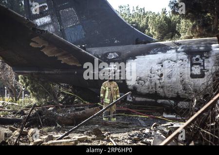 (190114) -- KARAJ, 14. Januar 2019 -- Ein Retter arbeitet am Absturzort einer Boeing 707 in Karaj, Iran, 14. Januar 2019. Mindestens 15 Menschen wurden am Montag bei dem Unfall getötet. ) IRAN-KARAJ-FLUGZEUGABSTURZ AhmadxHalabisaz PUBLICATIONxNOTxINxCHN Stockfoto