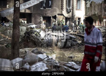 (190114) -- KARAJ, 14. Januar 2019 -- Rettungskräfte arbeiten am Absturzort einer Boeing 707 in Karaj, Iran, 14. Januar 2019. Mindestens 15 Menschen wurden am Montag bei dem Unfall getötet. ) IRAN-KARAJ-FLUGZEUGABSTURZ AhmadxHalabisaz PUBLICATIONxNOTxINxCHN Stockfoto