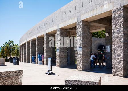 Touristen besuchen Mount Rushmore National Memorial; Black Hills; Hill City; South Dakota; USA Stockfoto