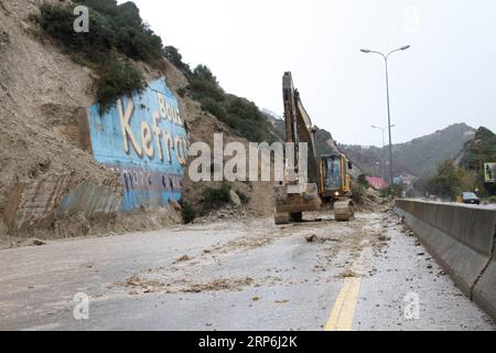 News Bilder des Tages (190114) -- BEIRUT, 14. Januar 2019 -- Ein Arbeiter fährt einen Bagger, um eine Straße zu räumen, die durch einen Erdrutsch auf der Autobahn von der nördlichen Stadt Batroun nach Tschekka im Libanon geschnitten wurde, 14. Januar 2019. Der Erdrutsch wurde durch Starkregen über Nacht verursacht. ) LIBANON-BATROUN-ERDRUTSCH Khalid PUBLICATIONxNOTxINxCHN Stockfoto