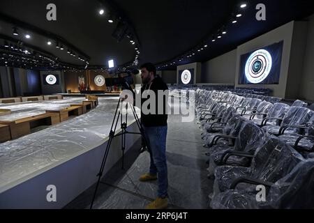 (190114) -- BEIRUT, 14. Januar 2019 -- Ein Medienarbeiter bereitet sich am Hauptort des arabischen Gipfeltreffens für wirtschaftliche und soziale Entwicklung in Beirut, Libanon, am 14. Januar 2019 vor. Vom 19. Bis 20. Januar findet in Beirut der arabische Gipfel für wirtschaftliche und soziale Entwicklung statt. ) LIBANON-BEIRUT-ARABISCHE WIRTSCHAFTS- UND SOZIALENTWICKLUNG GIPFELVORBEREITUNG BILALXJAWICH PUBLICATIONXNOTXINXCHN Stockfoto