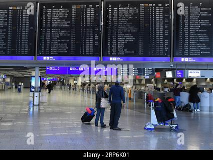 Frankfurt, Streik des Flughafen-Sicherheitspersonals (190115) -- BERLIN, 15. Januar 2019 -- Passagiere überprüfen Informationen auf elektrischen Bildschirmen am Frankfurter Flughafen in Frankfurt, Deutschland, 15. Januar 2019. Nach Streiks und schweren Störungen des Luftverkehrs in der vergangenen Woche rief Deutschlands zweitgrößte gewerkschaft ver.di das Sicherheitspersonal an acht deutschen Flughäfen zum Streik im anhaltenden Lohnstreit auf, teilte die gewerkschaft am Montag mit. Der Warnstreik beginnt am Dienstag und betrifft die Flughäfen Frankfurt am Main, München, Hamburg, Hannover, Bremen, Leipzig/Halle, Dresden und Erfurt.) DEUTSCHLAND Stockfoto