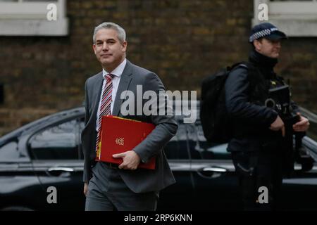 (190116) -- PEKING, 16. Januar 2019 -- der britische Brexit-Sekretär Stephen Barclay (L) kommt am 15. Januar zu einer Kabinettssitzung in der 10 Downing Street in London, Großbritannien, an. 2019. ) Xinhua-Schlagzeilen: Unsicherheit steigt, nachdem das britische parlament den Brexit-Deal ablehnt TimxIreland PUBLICATIONxNOTxINxCHN Stockfoto