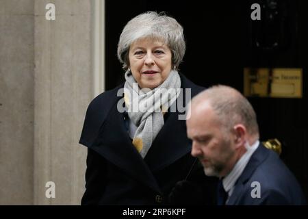 (190116) -- PEKING, 16. Januar 2019 -- die britische Premierministerin Theresa May verlässt 10 Downing Street für das Unterhaus vor der Parlamentswahl in London, Großbritannien, 15. Januar 2019. ) Xinhua-Schlagzeilen: Unsicherheit steigt, nachdem das britische parlament den Brexit-Deal abgelehnt hat TimxIreland PUBLICATIONxNOTxINxCHN Stockfoto