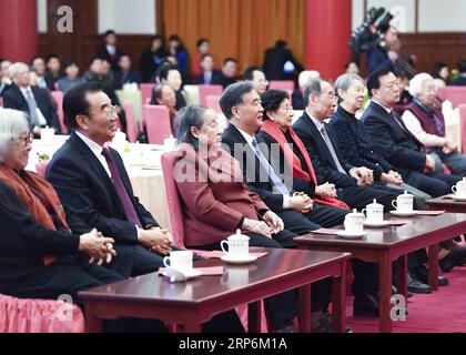 (190116) -- PEKING, 16. Januar 2019 -- Wang Yang, Mitglied des Ständigen Ausschusses des Politischen Büros des Zentralkomitees der Kommunistischen Partei Chinas und Vorsitzender des Nationalen Komitees der Politischen Konsultativkonferenz des chinesischen Volkes, Teilnahme an einem Empfang des Frühlingsfestivals für Witwen renommierter Persönlichkeiten in Peking, Hauptstadt Chinas, 16. Januar 2019. ) CHINA-BEIJING-WANG YANG-RECEPTION (CN) YANXYAN PUBLICATIONXNOTXINXCHN Stockfoto