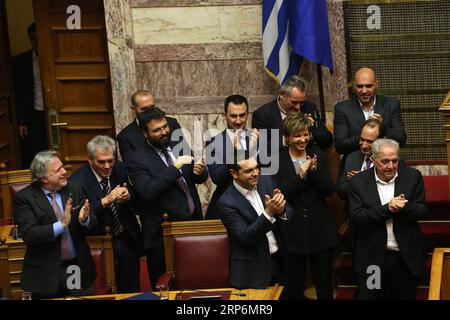 (190116) -- ATHEN, 16. Januar 2019 -- der griechische Premierminister Alexis Tsipras (2. R, Front) und seine Regierungsmitglieder applaudierten, nachdem sie am 16. Januar 2019 in Athen, Griechenland, eine Vertrauensabstimmung gewonnen hatten. Die Regierung des griechischen Premierministers Alexis Tsipras hat am Mittwoch eine Vertrauensabstimmung im griechischen parlament gewonnen, während eine neue entscheidende Abstimmung für die Ratifizierung des Makedonischen Namensabkommens in den kommenden Tagen folgen wird. ) GRIECHENLAND-ATHEN-REGIERUNG-VERTRAUEN-STIMMBERECHTIGTE MARIOSXLOLOS PUBLICATIONXNOTXINXCHN Stockfoto