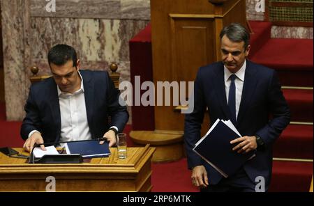 (190116) -- ATHEN, 16. Januar 2019 -- griechisch-konservativer Hauptoppositionsführer der Neuen Demokratie (ND), Kyriakos Mitsotakis (R), geht an dem griechischen Premierminister Alexis Tsipras vorbei, nachdem er sich während einer Parlamentssitzung in Athen, Griechenland, am 16. Januar 2019 an die Gesetzgeber gewandt hat. Die Regierung des griechischen Premierministers Alexis Tsipras hat am Mittwoch eine Vertrauensabstimmung im griechischen parlament gewonnen, während eine neue entscheidende Abstimmung für die Ratifizierung des Makedonischen Namensabkommens in den kommenden Tagen folgen wird. ) GRIECHENLAND-ATHEN-REGIERUNG-VERTRAUEN-STIMMBERECHTIGTE MARIOSXLOLOS PUBLICATIONXNOTXINXCHN Stockfoto