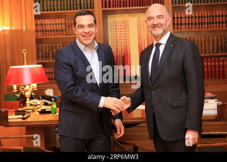 (190116) -- ATHEN, 16. Januar 2019 -- der griechische Premierminister Alexis Tsipras (L) gibt Pierre Moscovici, EU-Kommissar für Wirtschafts- und Finanzangelegenheiten, Steuern und Zoll, während ihres Treffens am 16. Januar 2019 in Athen, Griechenland, die Hand. Griechenland kehrt nun zur Normalität zurück, sagte Pierre Moscovici am Mittwoch nach seinem Treffen mit dem griechischen Premierminister Alexis Tsipras. GRIECHENLAND-ATHEN-PM-EU-MOSCOVICI-TREFFEN MARIOSXLOLOS PUBLICATIONXNOTXINXCHN Stockfoto