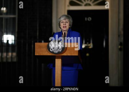 (190117) -- LONDON, 17. Januar 2019 -- die britische Premierministerin Theresa May gibt am 16. Januar 2019 eine Erklärung vor der 10 Downing Street in London ab. Die britische Regierung überlebte ein Misstrauensvotum im parlament am Mittwoch, einen Tag nachdem sie eine rekordverdächtige Wahlniederlage im Brexit-Abkommen erlitten hatte. ) BRITAIN-LONDON-PM-STATEMENT TimxIreland PUBLICATIONxNOTxINxCHN Stockfoto