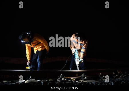 (190117) -- HUANGSHAN, 17. Januar 2019 (Xinhua) -- Bauarbeiter reparieren Teile am Huangshan Nordbahnhof auf der Hangzhou-Huangshan Hochgeschwindigkeitsbahn in der Stadt Huangshan, ostchinesische Provinz Anhui, 17. Januar 2019. Bauarbeiter des Jixi North Fixing Abschnitts der China Railway Shanghai Group Co., ltd., von denen die meisten in den 1990er Jahren geboren wurden und die ihre Arbeit vor der offiziellen Eröffnung der Hangzhou-Huangshan-Hochgeschwindigkeitsbahn begannen, sind für die Befestigung von Hochgeschwindigkeitsschienen im Bergregion in der südlichen Provinz Anhui verantwortlich. (Xinhua/Liu Junxi) CHINA-ANHUI-HUANGSHAN-EISENBAHNZUSTÄNDE Stockfoto