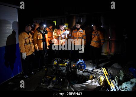 (190117) -- HUANGSHAN, 17. Januar 2019 (Xinhua) -- Bauarbeiter zählen Ausrüstung am Huangshan Nordbahnhof auf der Hangzhou-Huangshan Hochgeschwindigkeitsbahn in der Stadt Huangshan, ostchinesische Provinz Anhui, 17. Januar 2019. Bauarbeiter des Jixi North Fixing Abschnitts der China Railway Shanghai Group Co., ltd., von denen die meisten in den 1990er Jahren geboren wurden und die ihre Arbeit vor der offiziellen Eröffnung der Hangzhou-Huangshan-Hochgeschwindigkeitsbahn begannen, sind für die Befestigung von Hochgeschwindigkeitsschienen im Bergregion in der südlichen Provinz Anhui verantwortlich. (Xinhua/Liu Junxi) CHINA-ANHUI-HUANGSHAN-EISENBAHN Stockfoto