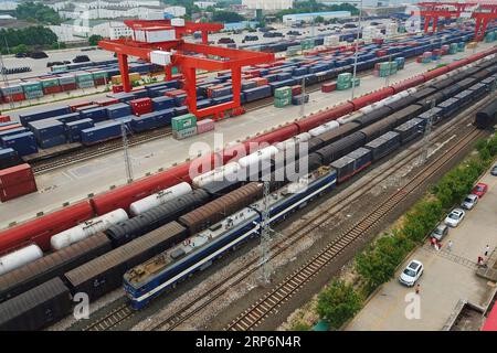 (190117) -- PEKING, 17. Januar 2019 (Xinhua) -- Foto vom 21. Mai 2018 zeigt einen Güterzug (1st R) nach Fangchenggang in der südchinesischen autonomen Region Guangxi Zhuang an einer logistischen Basis in Guiyang, südwestlich der chinesischen Provinz Guizhou. Das chinesische Schienengüterverkehrsvolumen, ein Indikator für eine breite Wirtschaftstätigkeit, stieg 2018 gegenüber dem Vorjahr um 9,1 Prozent, so die China Railway Corporation. Die Eisenbahnen beförderten im vergangenen Jahr 4,02 Milliarden Tonnen Fracht, 334 Millionen Tonnen mehr als im Vorjahr, wie die Daten des Unternehmens belegen. (Xinhua/Liu Xu) CHINA-RAIL FREIGHT VOLUME-INCREASE(CN) PUBLICATIONxNOTx Stockfoto