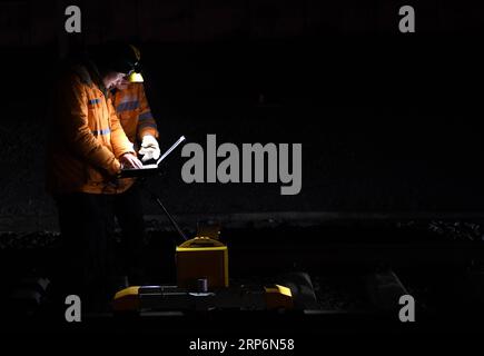 (190117) -- HUANGSHAN, 17. Januar 2019 (Xinhua) -- Bauarbeiter sammeln Daten am Huangshan Nordbahnhof auf der Hangzhou-Huangshan Hochgeschwindigkeitsbahn in der Stadt Huangshan, ostchinesische Provinz Anhui, 17. Januar 2019. Bauarbeiter des Jixi North Fixing Abschnitts der China Railway Shanghai Group Co., ltd., von denen die meisten in den 1990er Jahren geboren wurden und die ihre Arbeit vor der offiziellen Eröffnung der Hangzhou-Huangshan-Hochgeschwindigkeitsbahn begannen, sind für die Befestigung von Hochgeschwindigkeitsschienen im Bergregion in der südlichen Provinz Anhui verantwortlich. (Xinhua/Liu Junxi) CHINA-ANHUI-HUANGSHAN-RAILWAY ST Stockfoto