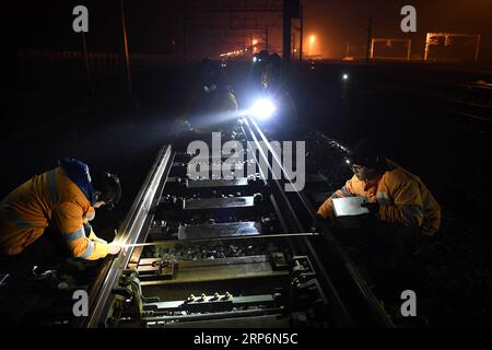 (190117) -- HUANGSHAN, 17. Januar 2019 (Xinhua) -- Bauarbeiter messen die Spurweite am Nordbahnhof von Huangshan auf der Schnellfahrstrecke Hangzhou-Huangshan in der Stadt Huangshan, ostchinesische Provinz Anhui, 17. Januar 2019. Bauarbeiter des Jixi North Fixing Abschnitts der China Railway Shanghai Group Co., ltd., von denen die meisten in den 1990er Jahren geboren wurden und die ihre Arbeit vor der offiziellen Eröffnung der Hangzhou-Huangshan-Hochgeschwindigkeitsbahn begannen, sind für die Befestigung von Hochgeschwindigkeitsschienen im Bergregion in der südlichen Provinz Anhui verantwortlich. (Xinhua/Liu Junxi) CHINA-ANHUI-HUANGSHAN-RAIL Stockfoto