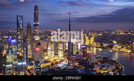 (190117) -- PEKING, 17. Januar 2019 (Xinhua) -- Foto aufgenommen am 1. November 2018 zeigt den nächtlichen Blick auf Shanghai, Ostchina. (Xinhua/Cai Yang) Xinhua-Schlagzeilen: Von den Alpen bis nach Yangtze verwandelt ein offeneres China Worte in Taten PUBLICATIONxNOTxINxCHN Stockfoto