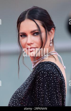 Venedig, Italien. September 2023. Adriana Lima besuchte am 3. September 2023 das 80. Filmfestival Venedig (Mostra) in Venedig, Italien. Foto von Aurore Marechal/ABACAPRESS.COM Credit: Abaca Press/Alamy Live News Stockfoto