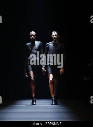 (190117) -- BERLIN, 17. Januar 2019 (Xinhua) -- Models zeigen Kreationen Richert Beils während der Berliner Fashion Week Herbst/Winter 2019/2020 in Berlin, Hauptstadt Deutschlands, am 17. Januar 2019. (Xinhua/Binh Truong) GERMANY-BERLIN-FASHION WEEK-RICHERT BEIL PUBLICATIONxNOTxINxCHN Stockfoto