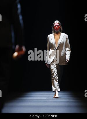 (190117) -- BERLIN, 17. Januar 2019 (Xinhua) -- Ein Modell zeigt eine Kreation Richert Beils während der Berliner Fashion Week Herbst/Winter 2019/2020 in Berlin, Hauptstadt Deutschlands, am 17. Januar 2019. (Xinhua/Binh Truong) GERMANY-BERLIN-FASHION WEEK-RICHERT BEIL PUBLICATIONxNOTxINxCHN Stockfoto