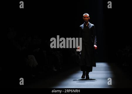 (190117) -- BERLIN, 17. Januar 2019 (Xinhua) -- Ein Modell zeigt eine Kreation Richert Beils während der Berliner Fashion Week Herbst/Winter 2019/2020 in Berlin, Hauptstadt Deutschlands, am 17. Januar 2019. (Xinhua/Binh Truong) GERMANY-BERLIN-FASHION WEEK-RICHERT BEIL PUBLICATIONxNOTxINxCHN Stockfoto