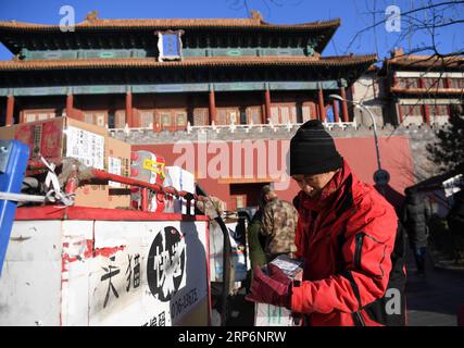 (190117) -- PEKING, 17. Januar 2019 (Xinhua) -- Yang Hongyi liefert Pakete vor einem Tor der Verbotenen Stadt in Peking, Hauptstadt Chinas, 15. Januar 2019. Der 44-jährige Yang Hongyi hat in fast drei Jahren seiner Arbeit als Lieferer in der Nähe der Verbotenen Stadt mehr als 100.000 Pakete geliefert, ohne dass es eine negative Bewertung seiner Kunden gab. Yang arbeitet täglich von morgens bis abends, wobei er etwa 200 Pakete liefern und rund 200 Anrufe an Kunden tätigen muss. Während das Frühlingsfest näher rückt, muss Yang jeden Tag zusätzliche 100 Pakete liefern. Viele Kunden Stockfoto