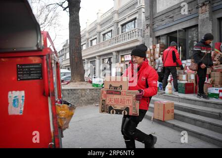 (190117) -- PEKING, 17. Januar 2019 (Xinhua) -- Liefermann Yang Hongyi lädt Pakete an einem Vertriebsstandort in Peking, Hauptstadt Chinas, 15. Januar 2019. Der 44-jährige Yang Hongyi hat in fast drei Jahren seiner Arbeit als Lieferer in der Nähe der Verbotenen Stadt mehr als 100.000 Pakete geliefert, ohne dass es eine negative Bewertung seiner Kunden gab. Yang arbeitet täglich von morgens bis abends, wobei er etwa 200 Pakete liefern und rund 200 Anrufe an Kunden tätigen muss. Während das Frühlingsfest näher rückt, muss Yang jeden Tag zusätzliche 100 Pakete liefern. Viele Kunden sind überzeugt Stockfoto