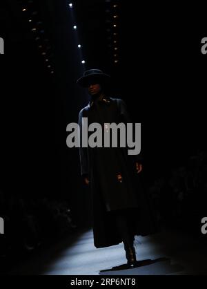 (190117) -- BERLIN, 17. Januar 2019 (Xinhua) -- Ein Modell zeigt eine Kreation Richert Beils während der Berliner Fashion Week Herbst/Winter 2019/2020 in Berlin, Hauptstadt Deutschlands, am 17. Januar 2019. (Xinhua/Binh Truong) GERMANY-BERLIN-FASHION WEEK-RICHERT BEIL PUBLICATIONxNOTxINxCHN Stockfoto