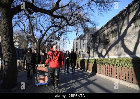 (190117) -- PEKING, 17. Januar 2019 (Xinhua) -- Zustellmann Yang Hongyi zieht einen Wagen mit Paketen entlang einer Straße in der Nähe der Verbotenen Stadt in Peking, Hauptstadt von China, 15. Januar 2019. Der 44-jährige Yang Hongyi hat in fast drei Jahren seiner Arbeit als Lieferer in der Nähe der Verbotenen Stadt mehr als 100.000 Pakete geliefert, ohne dass es eine negative Bewertung seiner Kunden gab. Yang arbeitet täglich von morgens bis abends, wobei er etwa 200 Pakete liefern und rund 200 Anrufe an Kunden tätigen muss. Als das Frühlingsfest näher rückt, muss Yang zusätzlich 100 Packa liefern Stockfoto