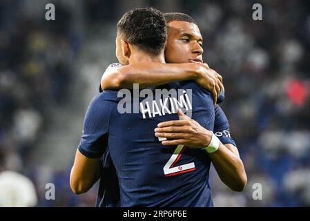 Lyon, Frankreich. September 2023. Achraf Hakimi von PSG feiert mit seinem Teamkollegen Kylian Mbappe, nachdem er die 0-2 während des Ligue 1 Uber Eats-Spiels zwischen Olympique Lyonnais und Paris Saint-Germain am 3. September im Groupama-Stadion in Lyon, Frankreich, erzielt hat. (Foto: Matthieu Mirville/PRESSINPHOTO) Credit: PRESSINPHOTO SPORTS AGENCY/Alamy Live News Stockfoto