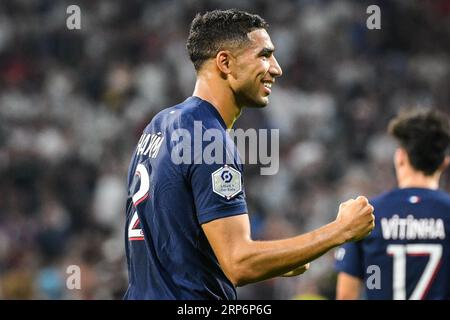 Lyon, Frankreich. September 2023. Achraf Hakimi von der PSG feiert, nachdem er die 0-2 während des Ligue 1 Uber Eats-Spiels zwischen Olympique Lyonnais und Paris Saint-Germain am 3. September im Groupama-Stadion in Lyon, Frankreich, erzielt hat. (Foto: Matthieu Mirville/PRESSINPHOTO) Credit: PRESSINPHOTO SPORTS AGENCY/Alamy Live News Stockfoto