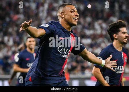 Lyon, Frankreich. September 2023. Kylian Mbappe von PSG feiert, nachdem er das Eröffnungstor während des Ligue 1 Uber Eats-Spiels zwischen Olympique Lyonnais und Paris Saint-Germain am 3. September im Groupama-Stadion in Lyon erzielt hat. (Foto: Matthieu Mirville/PRESSINPHOTO) Credit: PRESSINPHOTO SPORTS AGENCY/Alamy Live News Stockfoto