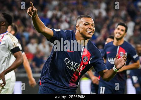 Lyon, Frankreich. September 2023. Kylian Mbappe von PSG feiert, nachdem er das Eröffnungstor während des Ligue 1 Uber Eats-Spiels zwischen Olympique Lyonnais und Paris Saint-Germain am 3. September im Groupama-Stadion in Lyon erzielt hat. (Foto: Matthieu Mirville/PRESSINPHOTO) Credit: PRESSINPHOTO SPORTS AGENCY/Alamy Live News Stockfoto