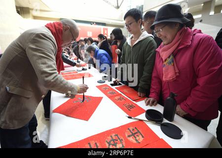(190118) -- HANGZHOU, 18. Januar 2019 (Xinhua) -- Ein Kalligraf schreibt chinesisches Schriftzeichen Fu oder Segen auf Englisch, und Frühjahrsfest Couplets für Bürger im Zhejiang Art Museum in Hangzhou, Hauptstadt der ostchinesischen Provinz Zhejiang, 17. Januar 2019. Die Chinesen kleben normalerweise Frühlingsfest-Couplets auf die beiden Seiten einer Tür, um ihre Wünsche und Grüße für das neue Jahr ab dem ersten Tag des ersten Monats des Mondkalenders oder dem 5. Februar dieses Jahres auszudrücken. (Xinhua/Li Zhong) CHINA-SPRING FESTIVAL COUPLETS (CN) PUBLICATIONxNOTxINxCHN Stockfoto