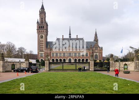 Den Haag, Niederlande - 17. April 2023: Friedenspalast in Den Haag, Niederlande. Das Verwaltungsgebäude für internationales Recht, in dem sich der Internat befindet Stockfoto