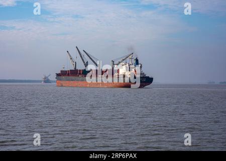 Ein ausländisches Schiff, das am Pashur River an der äußeren Ankerstelle des Hafens von Mongla ankerte. Dies ist der zweitgrößte Seehafen in Bangladesch. Bagerhat, Bang Stockfoto