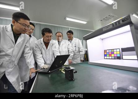 (190118) -- CHENGDU, 18. Januar 2019 (Xinhua) -- CHINA-CHENGDU-CHANG E-CAMERA (CN) Mitarbeiter des Instituts für Optik und Elektronik der Chinesischen Akademie der Wissenschaften untersuchen die topographische Kamera, die auf dem Lander der Chang e-4-Sonde in CHENGDU, Provinz Sichuan im Südwesten Chinas, 17. Januar 2019 installiert ist. Die topografische Kamera, die auf dem Lander der Chang e-4 Sonde installiert ist, ist sowohl für die Aufnahme farbenfroher hochauflösender Bilder auf der Mondoberfläche als auch für die Überwachung des mondrovers Yutu-2 verantwortlich. Chinas Chang e-4-Mondsonde, bestehend aus Lander und rover, landete auf der anderen Seite des Stockfoto