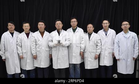 (190118) -- CHENGDU, 18. Januar 2019 (Xinhua) -- CHINA-CHENGDU-CHANG E-CAMERA (CN) Mitarbeiter des Instituts für Optik und Elektronik der Chinesischen Akademie der Wissenschaften posieren für Fotos mit einer Probe der topographischen Kamera, die auf dem Lander der Chang e-4-Sonde in CHENGDU, Provinz Sichuan im Südwesten Chinas, am 17. Januar 2019 installiert ist. Die topografische Kamera, die auf dem Lander der Chang e-4 Sonde installiert ist, ist sowohl für die Aufnahme farbenfroher hochauflösender Bilder auf der Mondoberfläche als auch für die Überwachung des mondrovers Yutu-2 verantwortlich. Die chinesische Chang e-4 Mondsonde, bestehend aus Lander und rover, landet Stockfoto