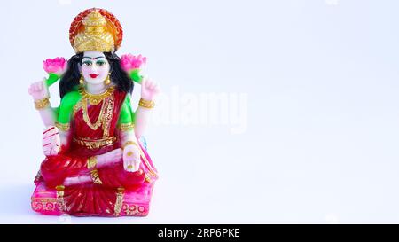 Indisches Götteridol oder Statue isoliert auf weiß. MAA laxmi mit Lord Ganesha, Adiyogi, Göttin Durga auf Löwe und Lord Krishana Statue. Stockfoto