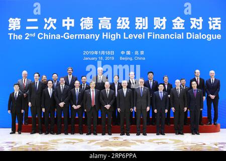 (190118) -- PEKING, 18. Januar 2019 -- der chinesische Vize-Premier Liu He (5. R, Front) und der deutsche Vizekanzler und Finanzminister Olaf Scholz (7. L, Front) posieren für ein Gruppenfoto vor dem zweiten hochrangigen Finanzdialog zwischen China und Deutschland in Peking, Hauptstadt Chinas, 18. Januar 2019. China und Deutschland führten am Freitag ihren zweiten hochrangigen Finanzdialog zu Themen wie der globalen makroökonomischen Lage, der wirtschaftspolitischen Steuerung, der strategischen Zusammenarbeit zwischen China und Deutschland, der finanziellen Zusammenarbeit und der Finanzaufsicht. CHINA-PEKING-DEUTSCHLAND-HOCHRANGIGER FINANZDIALOG (CN) LIUXBIN PUBLICATI Stockfoto