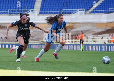 Birmingham, Großbritannien. September 2023. Birmingham, England, 3. September 2023: Ellie Mason (3 Birmingham) jagt den Ball während des Fußballspiels der FA Womens Championship zwischen Birmingham City und Crystal Palace in St Andrews in Birmingham, England (Natalie Mincher/SPP) Credit: SPP Sport Press Photo. Alamy Live News Stockfoto